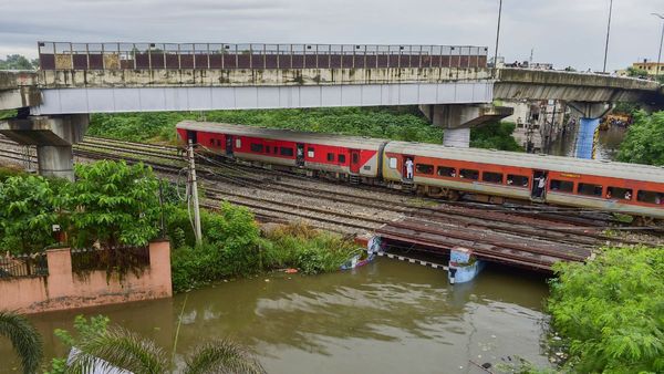 भारी बारिश-बाढ़ से बेहाल पंजाब, AAP MP-MLA बाढ़ पीड़ितों के लिए दान करेंगे एक महीने की सैलरी, देखें बड़े अपडेट्स