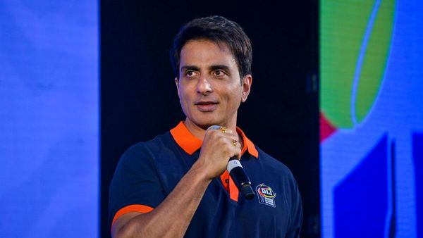 'परदे के विलेन, रियल लाइफ हीरो', एक बार फिर मसीहा बनकर उभरे सोनू सूद, बाढ़ पीड़ितों की मदद के लिए पहुंचे पंजाब