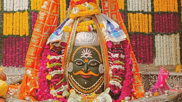 Chandra Grahan: सूतक काल में भी नहीं बंद होते कपाट, महाकाल सहित इन मंदिरों में ग्रहण के वक्त भी होते हैं दर्शन