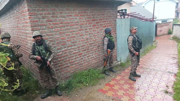 Kulgam: जम्मू कश्मीर के कुलगाम में गोलीबारी, गुड्डर के जंगलों में सुरक्षाबलों ने दो आतंकियों को किया ढेर