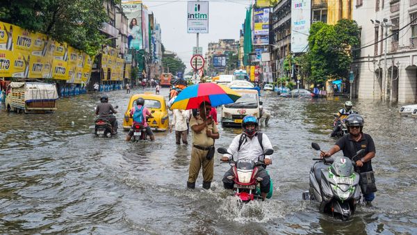 Aaj ka Mausam: कोलकाता के साथ-साथ महाराष्ट्र-ओडिशा में भारी बारिश के आसार, IMD ने जारी किया अलर्ट