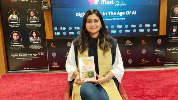 “हर पन्ना एक प्रेरणा, हर कहानी एक फिल्म”, नैना मोर की पहली किताब ‘टी कप्स एंड टर्निंग पॉइंट्स’