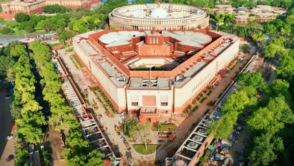 Vice President Election: चुनाव जीतते ही उपराष्ट्रपति को मिलने लगेंगी ये सुविधाएं, कितनी होगी सैलरी?