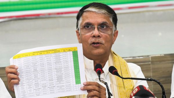 'वोट चोरी' के दावों के बीच अपने ही जाल में फंस रही कांग्रेस? BJP ने दिया पवन खेड़ा के पास डबल वोटर ID का सबूत!