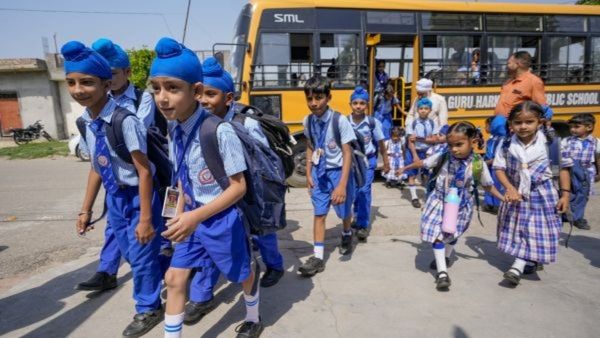 Punjab Schools: पंजाब में 15 दिन बाद स्कूलों की बजी घंटी, इन बाढ़ प्रभावित इलाकों में अभी भी बंद