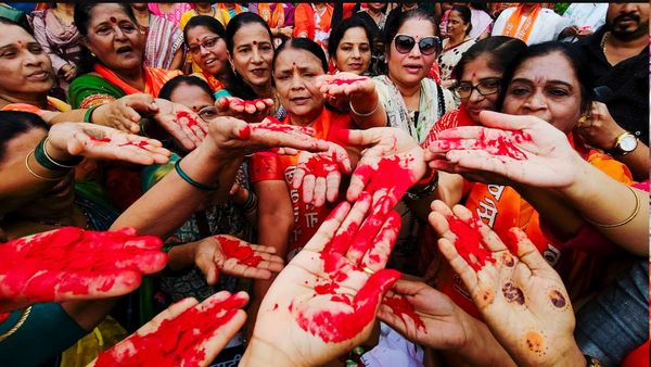 IND vs PAK Match के विरोध में शिवसेना UBT की महिलाओं ने सिंदूर लेकर किया प्रदर्शन, कार्यकर्ताओं ने फोड़े टीवी