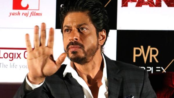 फिल्म के सेट पर गुस्से में तमतमाए शाहरुख खान पत्रकार पर कूद पड़े, फिर जो हुआ देखकर लोग रह गए भौचक्के