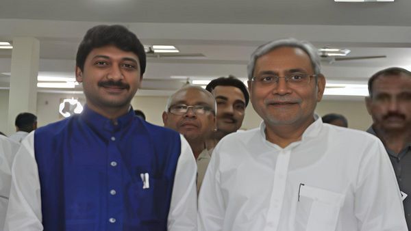 Bihar News: इंजीनियरिंग और पॉलिटेक्निक के टॉपरों को मिलेगा लैपटॉप, सार्वजनिक इकाइयों में इंटर्नशिप पर 10 हज़ार