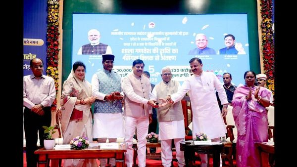 MP News: शिक्षक दिवस पर सीएम डॉ. मोहन यादव ने गुरुओं को किया सम्मानित, 55 लाख बच्चों को यूनिफॉर्म के लिए मिले 330 करोड़, शिक्षकों को मिला चौथा वेतनमान