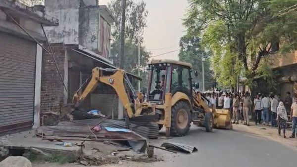 UKSSSC Paper Leak प्रशासन ने मुख्य आरोपी खालिद के खिलाफ लिया बुलडोजर एक्शन, पुलिसकर्मी समेत ये सस्पेंड