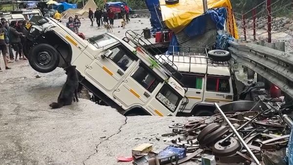 Uttarakhand Weather: उत्तराखंड में भारी बारिश का कहर जारी, सोनप्रयाग का शटल पार्किंग का धंस गया एक हिस्‍सा