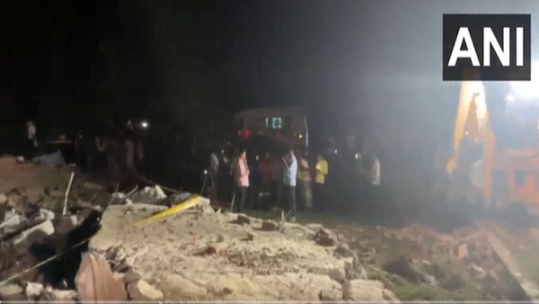 Ayodhya cylinder blast: अयोध्या में सिलेंडर विस्फोट के बाद मकान ढहने से 5 की मौत, कई के फंसे होने की आशंका