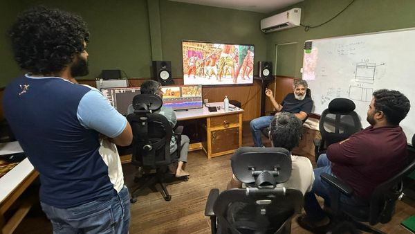 प्रोड्यूसर शोबू यारलागड्डा ने शेयर किया BTS फोटो, बाहुबली: द एपिक के फाइनल एडिट में पहुंच राजामौली