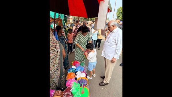 सादगी और स्वदेशी भाव से जगमगाई दीपावली: CM भूपेन्द्र पटेल ने पोते संग बाजार में की खरीदारी