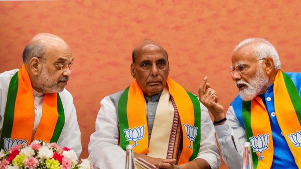 EVM से गायब हुआ 'कमल'! मतदान से पहले ही 'BJP-मुक्त' हुआ यह बड़ा ज़िला, जानिए क्या है पूरा माजरा?