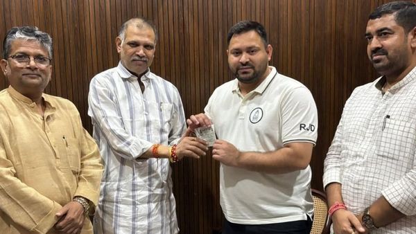 Bihar Chunav 2025: मोकामा में दो दबंग नेताओं की टक्कर, सूरजभान सिंह बनाम अनंत सिंह, किसका पलड़ा भारी?