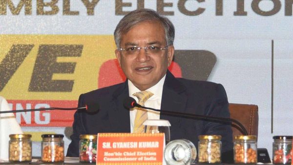 बूथ पर ले जा सकेंगे मोबाइल, नए-पुराने दोनों वोटर कार्ड मान्य, बिहार चुनाव में इस बार क्या-क्या होंगे नए नियम?