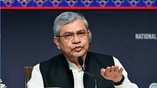 Chhath Puja special Train: रेलवे अगले पांच दिनों में चलाएगा 1,500 ट्रेनें, अश्विनी वैष्णव ने लिया जायजा