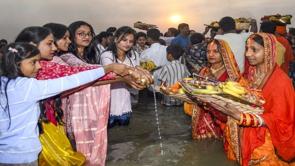 Chhath Puja 2025: छठ महापर्व पर जरूर सुनें ये भक्ति गीत, श्रद्धा और आस्था से सरोबार हो जाएगा मन