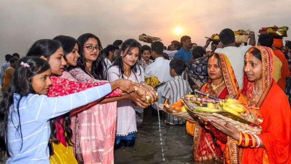 Chhath Puja 2025: नोएडा-ग्रेटर नोएडा में छठ पूजा की भव्य तैयारी, 500 से अधिक घाटों पर वर्ती देंगे अर्ध्य