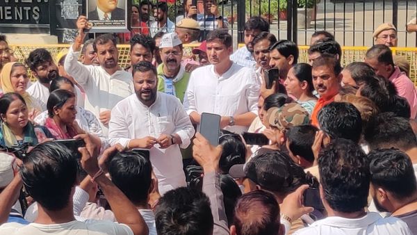 CJI पर जूता फेंकने के प्रयास केस: वकील के घर AAP का जोरदार प्रदर्शन, कहा- 'संविधान का अपमान', BJP को घेरा