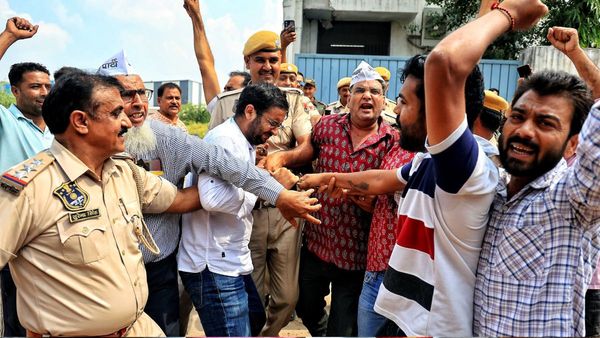 Cough Syrup Row: खांसी की सिरप से बच्चों की मौत पर सियासत गरमाई, सिकर में AAP कार्यकर्ताओं ने किया प्रदर्शन