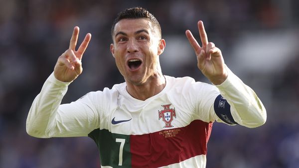 Cristiano Ronaldo बने पहले अरबपति फुटबॉलर, 5,91,17,35,00,000 रुपये की डील होगी सील? मेसी को पछाड़ा