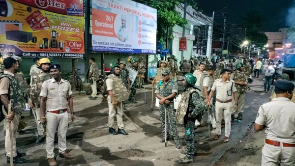 कटक में दुर्गा पूजा हिंसा के बाद हड़कंप! 36 घंटे का कर्फ्यू, इंटरनेट बंद, सड़कों पर पुलिस का सख्त पहरा