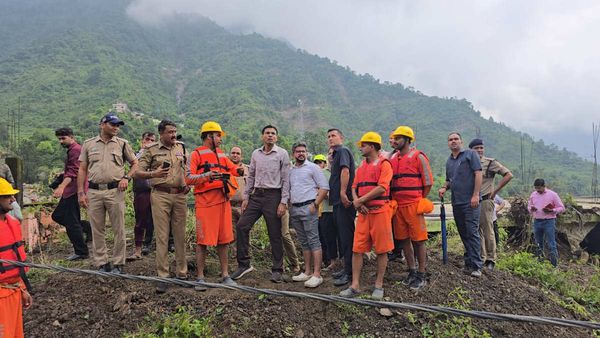 Dehradun news: आपदाग्रस्त क्षेत्रों में DM की ग्राउंड जीरो पर समीक्षा, विस्थापन का सर्वे, मौेके पर ​ये निर्णय