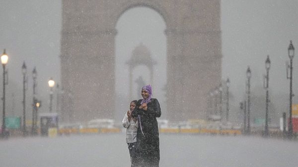 Delhi-NCR Rain: दिल्ली-NCR के कई इलाके तेज बारिश से लबा-लब! करवा चौथ पर कैसे दिखेगा चांद?