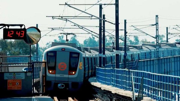 Delhi Metro Timings: दिवाली पर दिल्ली मेट्रो की टाइमिंग में बड़ा बदलाव, ट्रेवल करने से पहले देख लें नया शेड्यूल