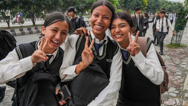 School Holidays: जम्मू-कश्मीर में स्टूडेंट्स को मिली 9 दिन की लंबी छुट्टी, परीक्षा भी पोस्टपोन, क्या है वजह?