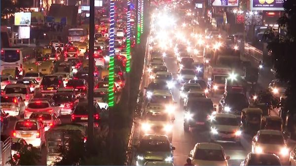 Delhi Traffic: धरतेरस पर दिल्‍ली में लगा ट्रैफिक जाम, लगातार पांचवें दिन AQI 'खराब', गाजियाबाद सबसे प्रदूषित