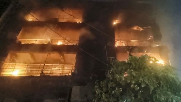 दिवाली का पटाखा बना काल, गाजियाबाद की रिहायशी इमारत में लगी भीषण आग, दर्जनों लोगों को बचाया गया, Video