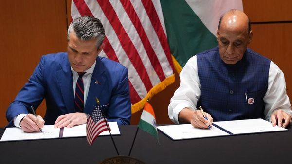 टैरिफ की तकरार के बीच 'सबसे बड़ी डील', US ने भारत को दिया 10 साल का 'रक्षा कवच', चीन-पाकिस्तान में मचा हड़कंप!