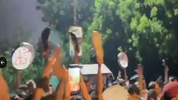 JNU में दुर्गा मूर्ति विसर्जन और रावण दहन के दौरान चले जूते-चप्‍पल, शरजील और उमर खालित का चेहरा लगाने पर बवाल