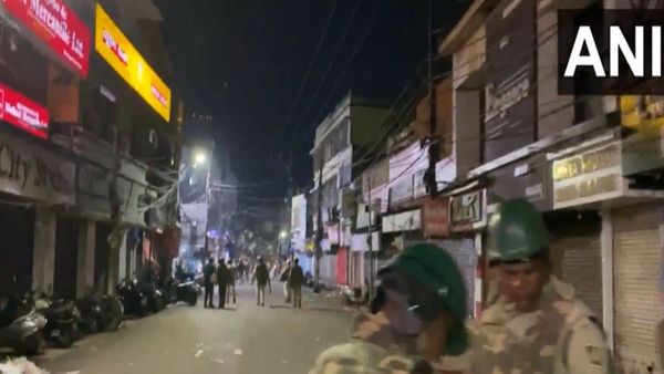 Odisha:कटक में मूर्ति विसर्जन के दौरान दो गुटों में हुआ बवाल, DCP समेत अन्‍य घायल, 24 घंटे के लिए इंटरनेट बंद