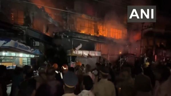 Kerala: कन्नूर में शॉपिंग कॉम्प्लेक्स में लगी भीषण आग, कई दुकानें जलकर हुईं खाक, बचाव में जुटे अग्निशमन कर्मी