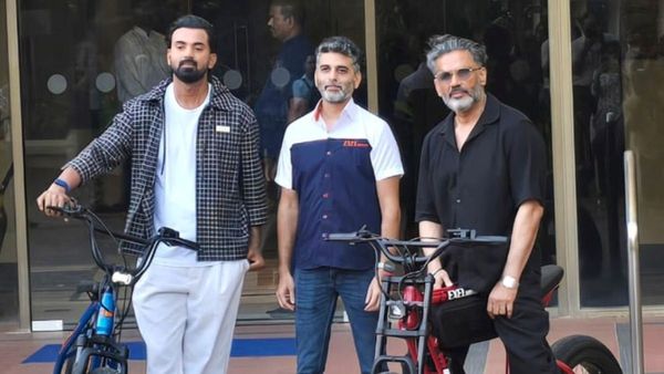 दामाद केएल और बेटे अहान के साथ मिलकर सुनील शेट्टी ने लॉन्च की Ebike, फैंस ने दी दुआएं