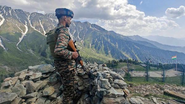Kupwara: इंडियन आर्मी ने नापाक इरादों को फिर किया नाकाम, घुसपैठ की कोशिश में 2 आतंकी ढेर