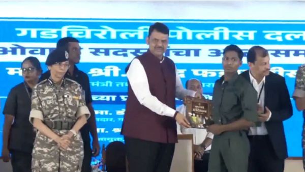 Maharashtra में मिली बड़ी कामयाबी, वेणुगोपाल समेत 60 नक्‍सलियों ने सीएम फडणवीस के सामने किया समर्पण