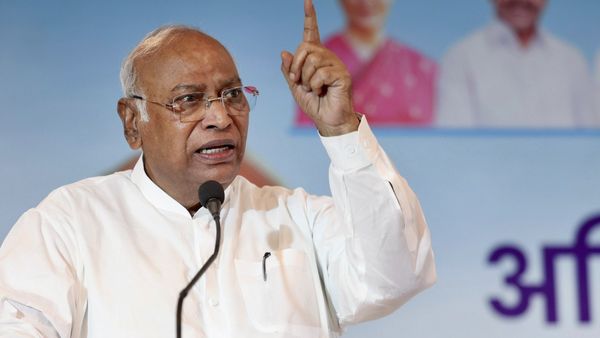 Mallikarjun Kharge Health: मल्लिकार्जुन खरगे की तबियत अचानक बिगड़ी, जानिए कैसी कांग्रेस अध्यक्ष की हालत?