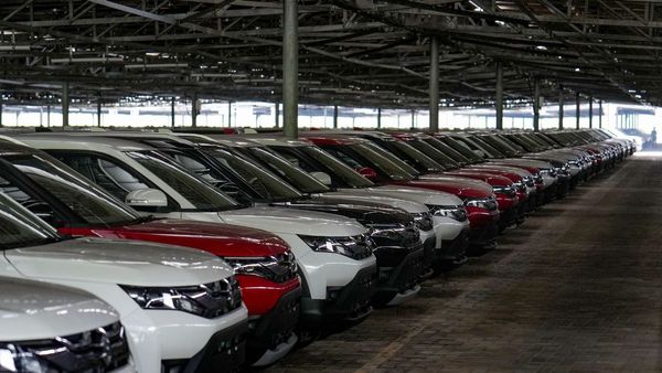 GST कटौती ने पलटा गेम! सितंबर में इन 3 Car ब्रांड्स ने बनाए रिकॉर्ड, किस कंपनी की गाड़ी बिकीं सबसे ज्यादा?