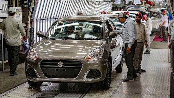 Car बाजार में बंपर सेल! Maruti के नाम 50,000 से ज्यादा कारों की डिलीवरी का रिकॉर्ड! Hyundai ने भी मचाया धमाल