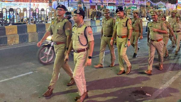 गोरखपुर में DIG ने की पैदल गश्त, सुरक्षा व्यवस्था का लिया जायजा, दिए यह निर्देश