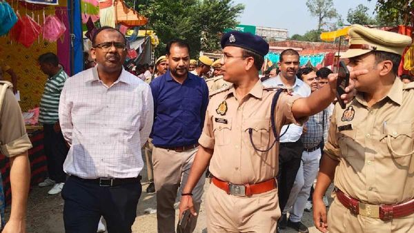 Maharajganj News: पटाखा बाजार का डीएम ने किया निरीक्षण, दी यह चेतावनी