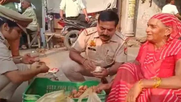 'सारे दीये खरीद लिए',  यूपी पुलिस ने किया दिल जीतने वाला काम, बूढ़ी अम्मा की बन गई दिवाली 