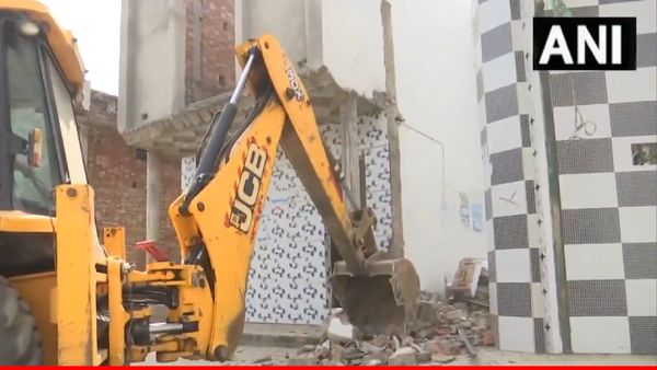 Sambhal News: राय बुजुर्ग में सरकारी जमीन पर अवैध मस्जिद हटाने की कार्रवाई, पुलिस और पीएसी के जवान मौजूद