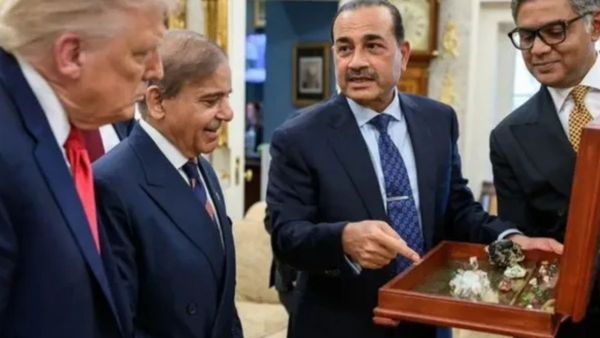 'सेल्‍समैन जैसे दिख रहे असीम मुनीर', PAK सेना प्रमुख की ट्रंप के सामने की गई इस हरकत पर भड़के पाक सांसद 