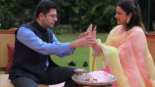 Karwa Chauth 2025: परिणीति चोपड़ा ने इस अंदाज में मनाया करवा चौथ, 'चांद' राघव के संग शेयर की खास तस्वीरें